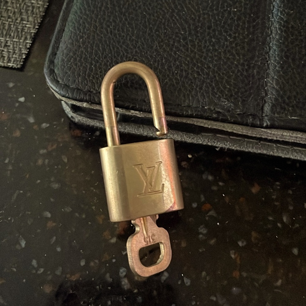 LV 315 Lock and key